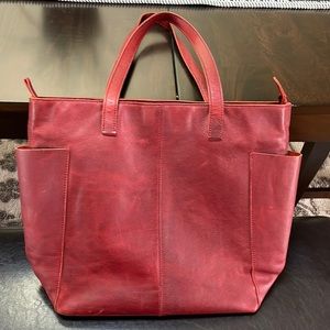 Beautiful DULUTH TRADING COMPANY leather messenger/tote bag.  Good Condition.